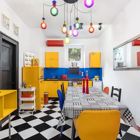 Charming Funky In Center Of Apartment
