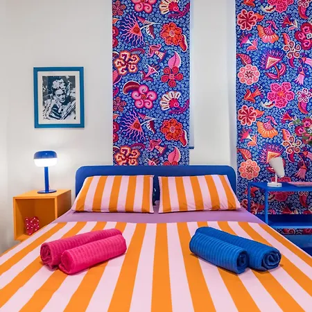 Charming Funky In Center Of Apartment *